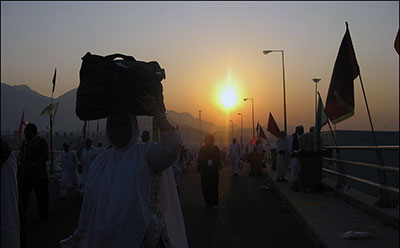 عمر گران میگذرد
